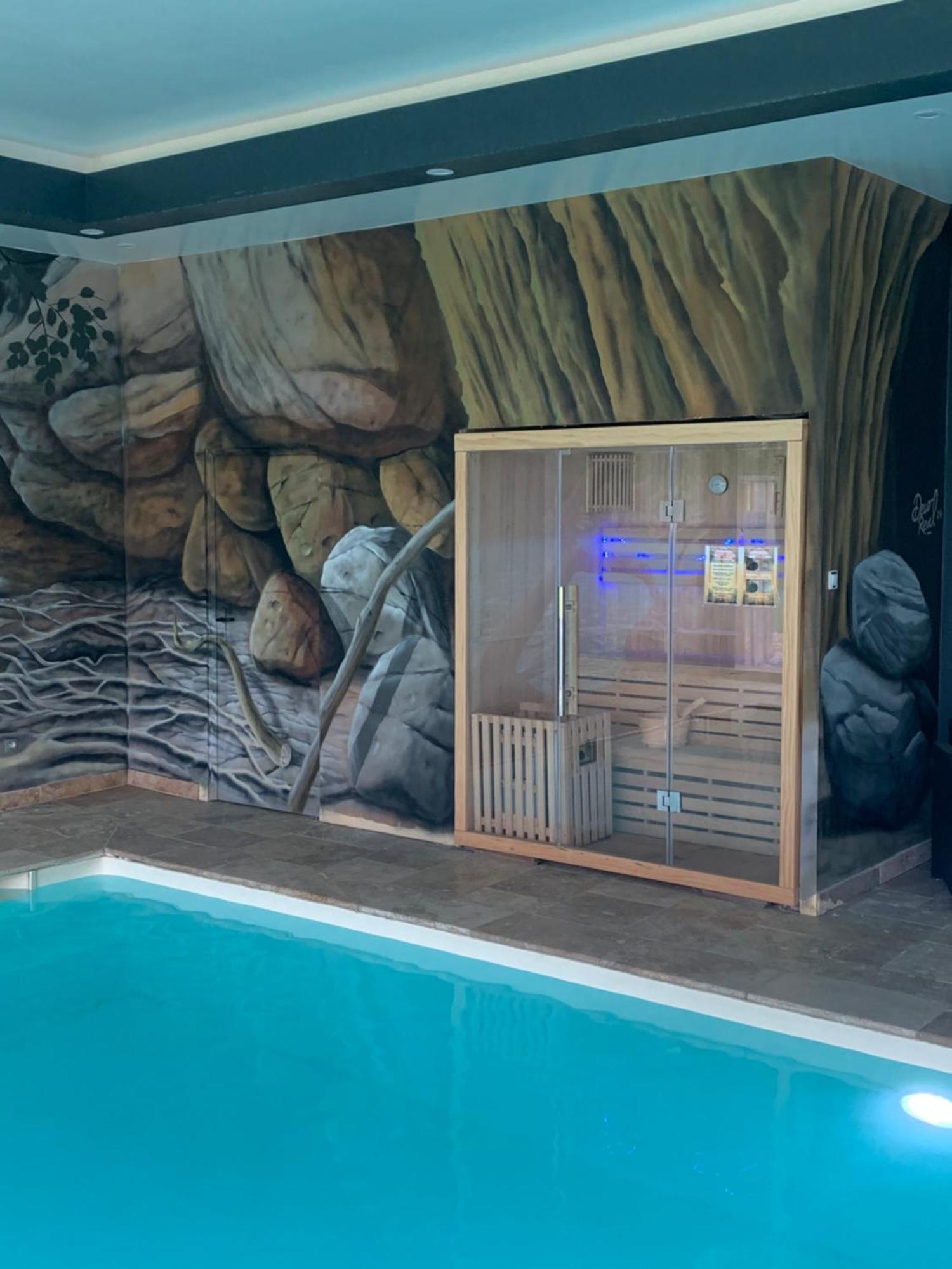 @ 10 Personnes Avec Piscine Interieure 31 Degres Zoo De 24 H Du Mans * La Fleche